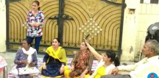 ਵਿਆਹੁਤਾ ਨੇ ਸਹੁਰਾ ਘਰ ਦੇ ਬਾਹਰ ਲਗਾਇਆ ਧਰਨਾ, ਪਤੀ ‘ਤੇ ਪੌਰਨ ਫਿਲਮਾਂ ਵਿਖਾ ਕੇ ਸੈਕਸੁਅਲ ਹਰਾਸਮੈਂਟ ਦੇ ਲਗਾਏ ਇਲਜ਼ਾਮ