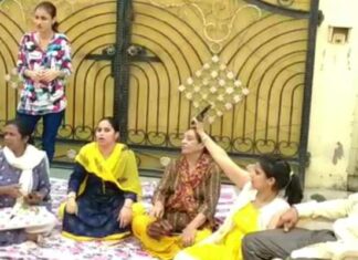 ਵਿਆਹੁਤਾ ਨੇ ਸਹੁਰਾ ਘਰ ਦੇ ਬਾਹਰ ਲਗਾਇਆ ਧਰਨਾ, ਪਤੀ ‘ਤੇ ਪੌਰਨ ਫਿਲਮਾਂ ਵਿਖਾ ਕੇ ਸੈਕਸੁਅਲ ਹਰਾਸਮੈਂਟ ਦੇ ਲਗਾਏ ਇਲਜ਼ਾਮ