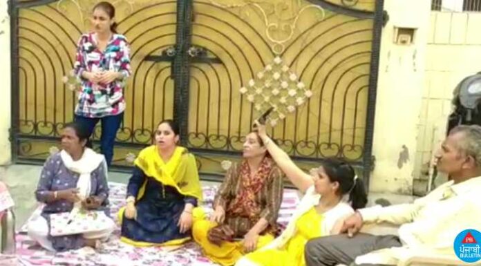 ਵਿਆਹੁਤਾ ਨੇ ਸਹੁਰਾ ਘਰ ਦੇ ਬਾਹਰ ਲਗਾਇਆ ਧਰਨਾ, ਪਤੀ ‘ਤੇ ਪੌਰਨ ਫਿਲਮਾਂ ਵਿਖਾ ਕੇ ਸੈਕਸੁਅਲ ਹਰਾਸਮੈਂਟ ਦੇ ਲਗਾਏ ਇਲਜ਼ਾਮ