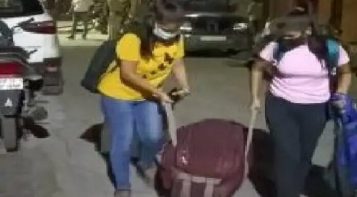 ਫਿਰ ਚੰਡੀਗੜ੍ਹ ਵਰਗਾ ਕਾਂਡ : ਹੋਸਟਲ ‘ਚ ਬਣੀ ਕੁੜੀ ਦੀ ਨਹਾਉਂਦਿਆਂ ਦੀ ਵੀਡੀਓ, ਬਾਥਰੂਮ ਦੇ ਟੁੱਟੇ ਦਰਵਾਜ਼ੇ ਵਿਚਦੀ ਮੋਬਾਈਲ ਲਾਉਂਦਾ ਸੀ ਸਫਾਈ ਵਾਲਾ