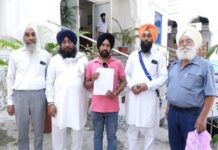ਅੰਮ੍ਰਿਤਸਰ : ਪਾਦਰੀ ਤੋਂ ਪਰੇਸ਼ਾਨ ਸਿੱਖ SGPC ਕੋਲ ਪਹੁੰਚਿਆ, ਕਿਹਾ- ਪਤਨੀ ਤੇ ਬੱਚਿਆਂ ਨੂੰ ਗੁੰਮਰਾਹ ਕਰਕੇ ਬਣਾ ਰਿਹਾ ਸਿੱਖੀ ਛੱਡਣ ਦਾ ਦਬਾਅ