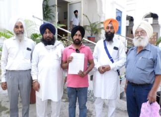 ਅੰਮ੍ਰਿਤਸਰ : ਪਾਦਰੀ ਤੋਂ ਪਰੇਸ਼ਾਨ ਸਿੱਖ SGPC ਕੋਲ ਪਹੁੰਚਿਆ, ਕਿਹਾ- ਪਤਨੀ ਤੇ ਬੱਚਿਆਂ ਨੂੰ ਗੁੰਮਰਾਹ ਕਰਕੇ ਬਣਾ ਰਿਹਾ ਸਿੱਖੀ ਛੱਡਣ ਦਾ ਦਬਾਅ