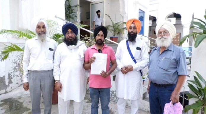 ਅੰਮ੍ਰਿਤਸਰ : ਪਾਦਰੀ ਤੋਂ ਪਰੇਸ਼ਾਨ ਸਿੱਖ SGPC ਕੋਲ ਪਹੁੰਚਿਆ, ਕਿਹਾ- ਪਤਨੀ ਤੇ ਬੱਚਿਆਂ ਨੂੰ ਗੁੰਮਰਾਹ ਕਰਕੇ ਬਣਾ ਰਿਹਾ ਸਿੱਖੀ ਛੱਡਣ ਦਾ ਦਬਾਅ