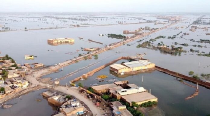 ਹੜ੍ਹ ਨਾਲ ਸਮੰਦਰ ਬਣਿਆ PAK, 1200 ਮੌਤਾਂ, ਫੈਲੀ ਭੁਖਮਰੀ, ਹਿੰਦੂਆਂ ਨੇ ਪੀੜਤਾਂ ਲਈ ਖੋਲ੍ਹੇ ਮੰਦਰਾਂ ਦੇ ਬੂਹੇ