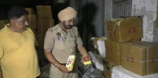 ਲੁਧਿਆਣਾ : ਨਮਕ ਮੰਡੀ ‘ਚ ਵੱਡੀ ਮਾਤਰਾ ‘ਚ ਨਜਾਇਜ਼ ਤੌਰ ‘ਤੇ ਤਰਪਾਲ ਪਾ ਕੇ ਰੱਖੇ ਪਟਾਕੇ ਬਰਾਮਦ