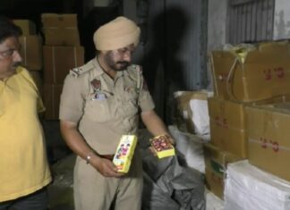 ਲੁਧਿਆਣਾ : ਨਮਕ ਮੰਡੀ ‘ਚ ਵੱਡੀ ਮਾਤਰਾ ‘ਚ ਨਜਾਇਜ਼ ਤੌਰ ‘ਤੇ ਤਰਪਾਲ ਪਾ ਕੇ ਰੱਖੇ ਪਟਾਕੇ ਬਰਾਮਦ