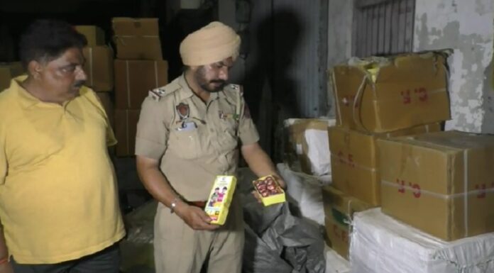 ਲੁਧਿਆਣਾ : ਨਮਕ ਮੰਡੀ ‘ਚ ਵੱਡੀ ਮਾਤਰਾ ‘ਚ ਨਜਾਇਜ਼ ਤੌਰ ‘ਤੇ ਤਰਪਾਲ ਪਾ ਕੇ ਰੱਖੇ ਪਟਾਕੇ ਬਰਾਮਦ