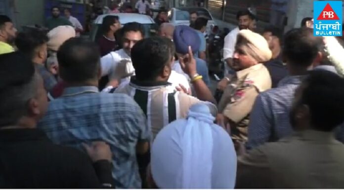 ਜੀ ਖਾਨ ਵਲੋਂ ਮਾਫ਼ੀ ਮੰਗਣ ਨੂੰ ਲੈ ਕੇ ਦੋ ਧਿਰਾਂ ਵਿੱਚ ਹੋਈ ਜਬਰਦਸਤ ਝੜਪ,ਚੱਲੇ ਇਟਾਂ ਰੋੜੇ