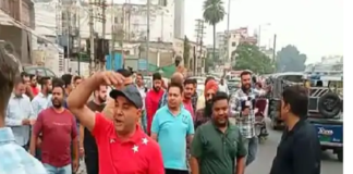 ਅੰਮ੍ਰਿਤਸਰ : ਕੱਲ ASI ਦੇ ਹੱਥੋਂ ਗੋਲੀ ਚੱਲਣ ਦੀ ਘਟਨਾ ‘ਚ ਜ਼ਖ਼ਮੀ ਲੜਕੇ ਦੀ ਹੋਈ ਮੌਤ, ਗੁੱਸੇ ਵਿਚ ਪਰਿਵਾਰ ਮੈਂਬਰਾਂ ਰੋਡ ਕੀਤਾ ਜਾਮ