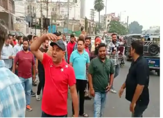 ਅੰਮ੍ਰਿਤਸਰ : ਕੱਲ ASI ਦੇ ਹੱਥੋਂ ਗੋਲੀ ਚੱਲਣ ਦੀ ਘਟਨਾ ‘ਚ ਜ਼ਖ਼ਮੀ ਲੜਕੇ ਦੀ ਹੋਈ ਮੌਤ, ਗੁੱਸੇ ਵਿਚ ਪਰਿਵਾਰ ਮੈਂਬਰਾਂ ਰੋਡ ਕੀਤਾ ਜਾਮ