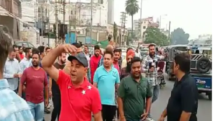 ਅੰਮ੍ਰਿਤਸਰ : ਕੱਲ ASI ਦੇ ਹੱਥੋਂ ਗੋਲੀ ਚੱਲਣ ਦੀ ਘਟਨਾ ‘ਚ ਜ਼ਖ਼ਮੀ ਲੜਕੇ ਦੀ ਹੋਈ ਮੌਤ, ਗੁੱਸੇ ਵਿਚ ਪਰਿਵਾਰ ਮੈਂਬਰਾਂ ਰੋਡ ਕੀਤਾ ਜਾਮ