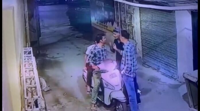 ਹੌਰਨ ਵਜਾ ਕੇ ਸਾਈਡ ਮੰਗਣ ‘ਤੇ ਹੋਇਆ ਵਿਵਾਦ : ਐਕਟਿਵਾ ਸਵਾਰ ‘ਤੇ ਨੌਜਵਾਨਾਂ ਕੀਤਾ ਤੇਜ਼ਧਾਰ ਹਥਿਆਰਾਂ ਨਾਲ ਹਮਲਾ