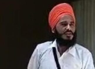 ਗੁਰਦਾਸਪੁਰ : ਥਾਣੇ ਦੇ ਚੱਕਰ ਮਾਰ-ਮਾਰ ਕੇ ਅੱਕਿਆ ਬੰਦਾ ਥਾਣੇ ‘ਚੋਂ ਪੁਲਿਸ ਮੁਲਾਜ਼ਮ ਦੀ ਰਾਈਫਲ ਖੋਹ ਕੇ ਭੱਜਿਆ, ਲਾਈਵ ਹੋ ਕੇ ਪੁਲਿਸ ਨੂੰ ਦਿੱਤੀ ਧਮਕੀ