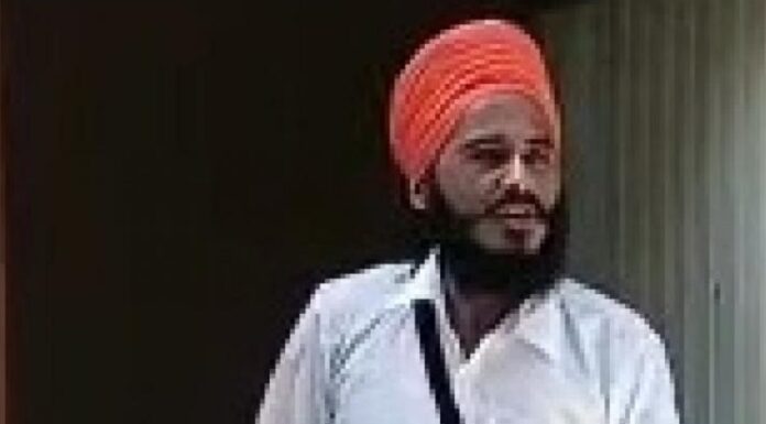 ਗੁਰਦਾਸਪੁਰ : ਥਾਣੇ ਦੇ ਚੱਕਰ ਮਾਰ-ਮਾਰ ਕੇ ਅੱਕਿਆ ਬੰਦਾ ਥਾਣੇ ‘ਚੋਂ ਪੁਲਿਸ ਮੁਲਾਜ਼ਮ ਦੀ ਰਾਈਫਲ ਖੋਹ ਕੇ ਭੱਜਿਆ, ਲਾਈਵ ਹੋ ਕੇ ਪੁਲਿਸ ਨੂੰ ਦਿੱਤੀ ਧਮਕੀ