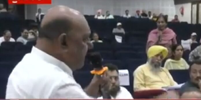 AAP ਵਿਧਾਇਕ ਤੇ ਆਸ਼ੂ ਦੀ ਪਤਨੀ ‘ਚ ਹੋਈ ਤੂੰ-ਤੂੰ ਮੈਂ-ਮੈਂ, ਕੱਚੇ ਮੁਲਾਜ਼ਮਾਂ ਨੂੰ ਪੱਕੇ ਕਰਨ ਦੇ ਮਾਮਲੇ ‘ਚ ਲੱਗੇ ਦੋਸ਼