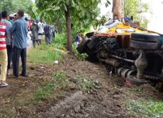 ਕੈਂਟਰ ਦੇ ਦਰੱਖਤ ਨਾਲ ਟਕਰਾਉਣ ਕਾਰਨ ਚਾਲਕ ਦੀ ਦਰਦਨਾਕ ਮੌਤ