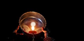 ਜੇਕਰ ਪਹਿਲੀ ਵਾਰ ਰਖ ਰਹੇ ਹੋ ਕਰਵਾ ਚੌਥ ਦਾ ਵਰਤ, ਧਿਆਨ ਚ ਰੱਖੋ ਇਹ ਨਿਯਮ