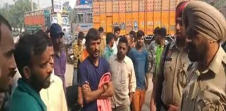 ਜਲੰਧਰ : ਫੈਕਟਰੀ ‘ਚ ਮਜ਼ਦੂਰਾਂ ਦਾ ਹੰਗਾਮਾ : ਬੋਲੇ-ਮਾਲਕ ਕਰ ਰਹੇ ਸ਼ੋਸ਼ਣ, ਤਨਖਾਹ ਮੰਗਣ ‘ਤੇ ਕੱਢਦੇ ਨੇ ਗਾਲ੍ਹਾਂ, ਬੰਧੂਆ ਮਜ਼ਦੂਰਾਂ ਵਾਂਗ ਕਰਵਾਉਂਦੇ ਨੇ ਕੰਮ