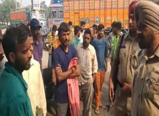 ਜਲੰਧਰ : ਫੈਕਟਰੀ ‘ਚ ਮਜ਼ਦੂਰਾਂ ਦਾ ਹੰਗਾਮਾ : ਬੋਲੇ-ਮਾਲਕ ਕਰ ਰਹੇ ਸ਼ੋਸ਼ਣ, ਤਨਖਾਹ ਮੰਗਣ ‘ਤੇ ਕੱਢਦੇ ਨੇ ਗਾਲ੍ਹਾਂ, ਬੰਧੂਆ ਮਜ਼ਦੂਰਾਂ ਵਾਂਗ ਕਰਵਾਉਂਦੇ ਨੇ ਕੰਮ