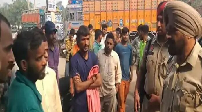 ਜਲੰਧਰ : ਫੈਕਟਰੀ ‘ਚ ਮਜ਼ਦੂਰਾਂ ਦਾ ਹੰਗਾਮਾ : ਬੋਲੇ-ਮਾਲਕ ਕਰ ਰਹੇ ਸ਼ੋਸ਼ਣ, ਤਨਖਾਹ ਮੰਗਣ ‘ਤੇ ਕੱਢਦੇ ਨੇ ਗਾਲ੍ਹਾਂ, ਬੰਧੂਆ ਮਜ਼ਦੂਰਾਂ ਵਾਂਗ ਕਰਵਾਉਂਦੇ ਨੇ ਕੰਮ