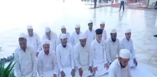 ਅੰਮ੍ਰਿਤਸਰ ‘ਚ ਦੀਵਾਲੀ ‘ਤੇ ਮੁਸਲਿਮ ਭਾਈਚਾਰੇ ਨੇ ਪੇਸ਼ ਕੀਤੀ ਅਨੋਖੀ ਮਿਸਾਲ : ਹਰਿਮੰਦਰ ਸਾਹਿਬ ਦੇ ਬਾਹਰ ਪੜ੍ਹੀ ਨਮਾਜ਼