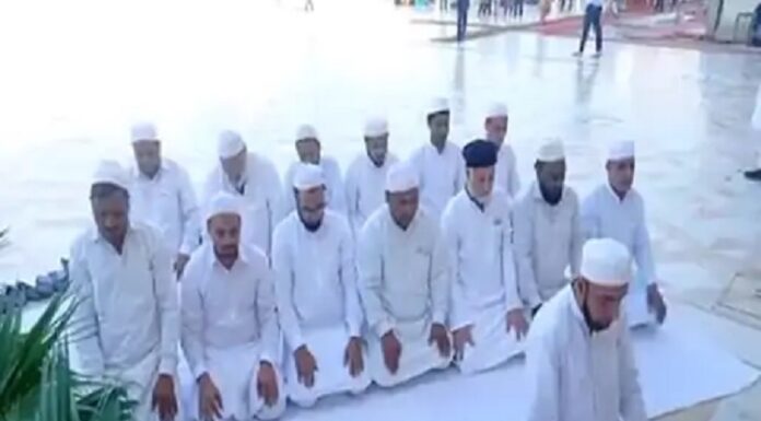 ਅੰਮ੍ਰਿਤਸਰ ‘ਚ ਦੀਵਾਲੀ ‘ਤੇ ਮੁਸਲਿਮ ਭਾਈਚਾਰੇ ਨੇ ਪੇਸ਼ ਕੀਤੀ ਅਨੋਖੀ ਮਿਸਾਲ : ਹਰਿਮੰਦਰ ਸਾਹਿਬ ਦੇ ਬਾਹਰ ਪੜ੍ਹੀ ਨਮਾਜ਼