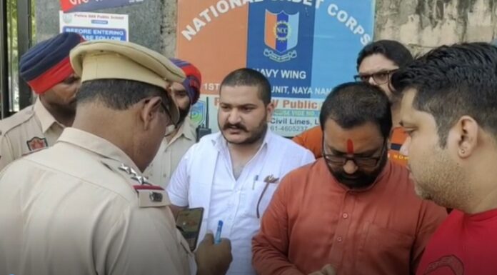 ਵਿਦਿਆਰਥਣ ਦੀ ਅੱਖ ‘ਚ ਜਮਾਤੀ ਵਲੋਂ ਪੈਨਸਿਲ ਮਾਰਨ ਕਾਰਨ ਅੱਖ ਦੀ ਗਈ ਰੋਸ਼ਨੀ, ਭੜਕੇ ਪਰਿਵਾਰਕ ਮੈਂਬਰਾਂ ਨੇ ਸਕੂਲ ਪ੍ਰਬੰਧਕ ‘ਤੇ ਲਾਇਆ ਦੋਸ਼