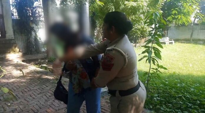 ਬਟਾਲਾ : ਪਾਰਕ ‘ਚ ਬੈਠੇ ਮੁੰਡੇ-ਕੁੜੀਆਂ ਨੂੰ ਮਹਿਲਾ ਪੁਲਸ ਨੇ ਮਾਰੀਆਂ ਚਪੇੜਾਂ