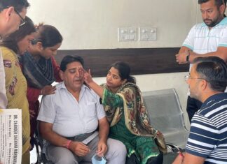 ਅਦਾਲਤ ‘ਚ ਪੇਸ਼ੀ ਦੌਰਾਨ ਪਰਿਵਾਰ ਨੂੰ ਮਿਲ ਕੇ ਰੋਏ ਸਾਬਕਾ ਕੈਬਨਿਟ ਮੰਤਰੀ ਅਰੋੜਾ, ਕਿਹਾ- ਮੈਂ ਬੇਕਸੂਰ ਹਾਂ