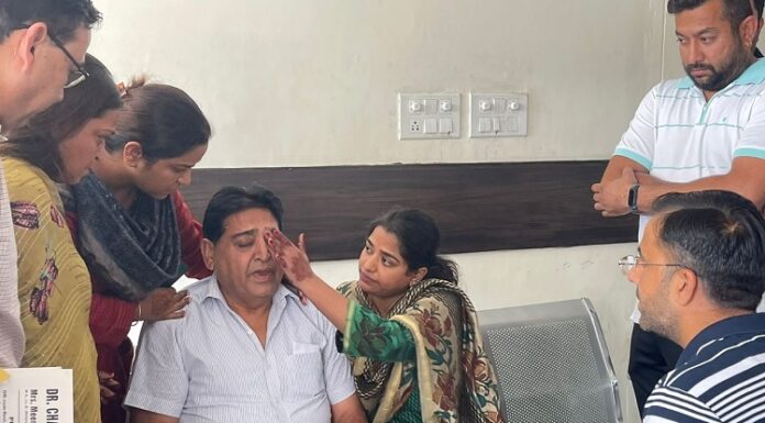 ਅਦਾਲਤ ‘ਚ ਪੇਸ਼ੀ ਦੌਰਾਨ ਪਰਿਵਾਰ ਨੂੰ ਮਿਲ ਕੇ ਰੋਏ ਸਾਬਕਾ ਕੈਬਨਿਟ ਮੰਤਰੀ ਅਰੋੜਾ, ਕਿਹਾ- ਮੈਂ ਬੇਕਸੂਰ ਹਾਂ