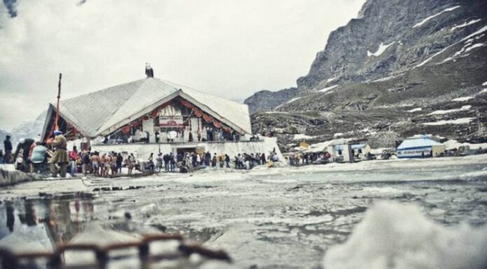 ਮੌਸਮ ਖਰਾਬ ਰਹਿਣ ਦੇ ਬਾਵਜੂਦ ਢਾਈ ਲੱਖ ਦੇ ਕਰੀਬ ਸ਼ਰਧਾਲੂਆਂ ਨੇ ਹੇਮਕੁੰਟ ਸਾਹਿਬ ਦੇ ਕੀਤੇ ਦਰਸ਼ਨ, ਸੋਮਵਾਰ ਨੂੰ ਹੋਏ ਕਿਵਾੜ ਬੰਦ