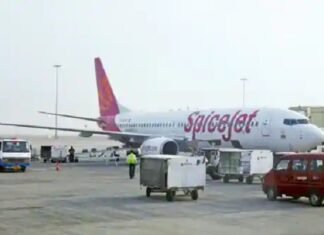ਅੰਮ੍ਰਿਤਸਰ : ਸਪਾਈਸ ਜੈੱਟ ਦੀ ਲੈਂਡ ਕੀਤੀ ਫਲਾਈਟ ‘ਚੋਂ 40-50 ਯਾਤਰੀਆਂ ਦਾ ਸਾਮਾਨ ਗਾਇਬ, ਹੰਗਾਮਾ