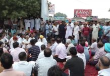 ਗੈਂਗਸਟਰਾਂ ਦੇ ਨਾਂ ‘ਤੇ ਲੱਖਾਂ ਰੁਪਏ ਦੀ ਫਿਰੌਤੀ ਮੰਗਣ ਤੋਂ ਪ੍ਰੇਸ਼ਾਨ ਦੁਕਾਨਦਾਰ, ਬਾਜ਼ਾਰ ਬੰਦ ਕਰ ਕੀਤਾ ਸਰਕਾਰ ਖਿਲਾਫ ਪ੍ਰਦਰਸ਼ਨ