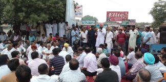 ਗੈਂਗਸਟਰਾਂ ਦੇ ਨਾਂ ‘ਤੇ ਲੱਖਾਂ ਰੁਪਏ ਦੀ ਫਿਰੌਤੀ ਮੰਗਣ ਤੋਂ ਪ੍ਰੇਸ਼ਾਨ ਦੁਕਾਨਦਾਰ, ਬਾਜ਼ਾਰ ਬੰਦ ਕਰ ਕੀਤਾ ਸਰਕਾਰ ਖਿਲਾਫ ਪ੍ਰਦਰਸ਼ਨ