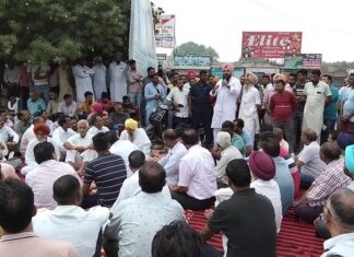 ਗੈਂਗਸਟਰਾਂ ਦੇ ਨਾਂ ‘ਤੇ ਲੱਖਾਂ ਰੁਪਏ ਦੀ ਫਿਰੌਤੀ ਮੰਗਣ ਤੋਂ ਪ੍ਰੇਸ਼ਾਨ ਦੁਕਾਨਦਾਰ, ਬਾਜ਼ਾਰ ਬੰਦ ਕਰ ਕੀਤਾ ਸਰਕਾਰ ਖਿਲਾਫ ਪ੍ਰਦਰਸ਼ਨ