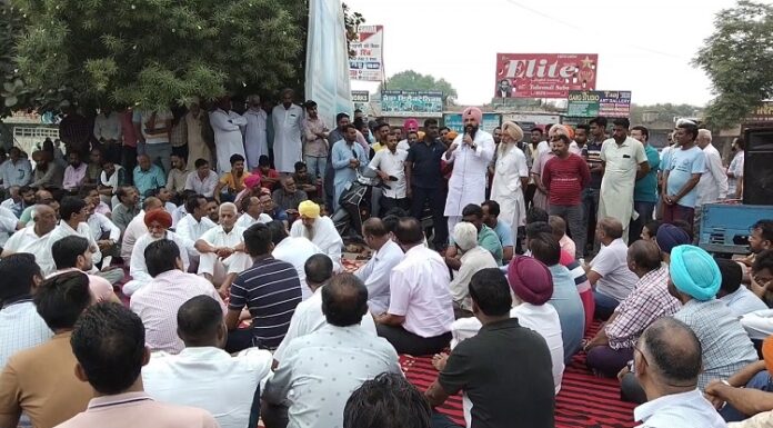 ਗੈਂਗਸਟਰਾਂ ਦੇ ਨਾਂ ‘ਤੇ ਲੱਖਾਂ ਰੁਪਏ ਦੀ ਫਿਰੌਤੀ ਮੰਗਣ ਤੋਂ ਪ੍ਰੇਸ਼ਾਨ ਦੁਕਾਨਦਾਰ, ਬਾਜ਼ਾਰ ਬੰਦ ਕਰ ਕੀਤਾ ਸਰਕਾਰ ਖਿਲਾਫ ਪ੍ਰਦਰਸ਼ਨ