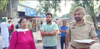 ਬਜ਼ੁਰਗ ਨੂੰ ਕਿਹਾ- ਜ਼ਮਾਨਾ ਖਰਾਬ ਹੈ ਸੋਨੇ ਦੀਆਂ ਚੂੜੀਆਂ ਲਾਹ ਕੇ ਸਾਂਭ ਲਓ, ਔਰਤ ਨੇ ਜਿਵੇਂ ਹੀ ਉਤਾਰੀਆਂ ਸ਼ਾਤਰ ਠੱਗ ਲੈ ਕੇ ਭੱਜਿਆ