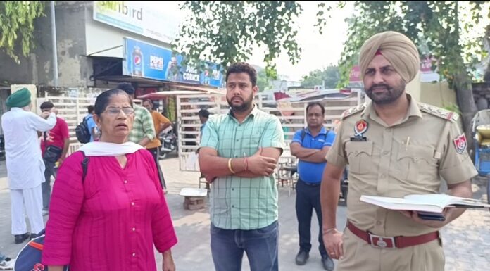 ਬਜ਼ੁਰਗ ਨੂੰ ਕਿਹਾ- ਜ਼ਮਾਨਾ ਖਰਾਬ ਹੈ ਸੋਨੇ ਦੀਆਂ ਚੂੜੀਆਂ ਲਾਹ ਕੇ ਸਾਂਭ ਲਓ, ਔਰਤ ਨੇ ਜਿਵੇਂ ਹੀ ਉਤਾਰੀਆਂ ਸ਼ਾਤਰ ਠੱਗ ਲੈ ਕੇ ਭੱਜਿਆ