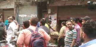 ਸੁਧੀਰ ਸੂਰੀ ਦੀ ਮੌਤ ਨੂੰ ਲੈ ਕੇ ਹਿੰਦੂ ਸੰਗਠਨਾਂ ਨੇ ਬੰਦ ਕਰਵਾਏ ਬਾਜ਼ਾਰ, ਖੁੱਲ੍ਹੀਆਂ ਦੁਕਾਨਾਂ ਦਾ ਸਾਮਾਨ ਚੁੱਕ ਕੇ ਸੁੱਟਿਆ ਸੜਕਾਂ ‘ਤੇ