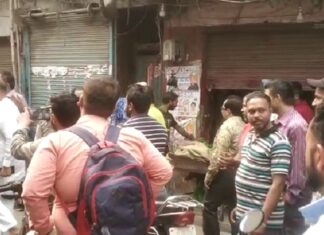 ਸੁਧੀਰ ਸੂਰੀ ਦੀ ਮੌਤ ਨੂੰ ਲੈ ਕੇ ਹਿੰਦੂ ਸੰਗਠਨਾਂ ਨੇ ਬੰਦ ਕਰਵਾਏ ਬਾਜ਼ਾਰ, ਖੁੱਲ੍ਹੀਆਂ ਦੁਕਾਨਾਂ ਦਾ ਸਾਮਾਨ ਚੁੱਕ ਕੇ ਸੁੱਟਿਆ ਸੜਕਾਂ ‘ਤੇ