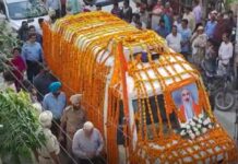 ਸੁਧੀਰ ਸੂਰੀ ਦੀ ਅੰਤਿਮ ਯਾਤਰਾ ‘ਚ ਆਇਆ ਲੋਕਾਂ ਦਾ ਹੜ੍ਹ ; ਸੂਰੀ ਅਮਰ ਰਹੇ ਦੇ ਲੱਗੇ ਨਾਅਰੇ