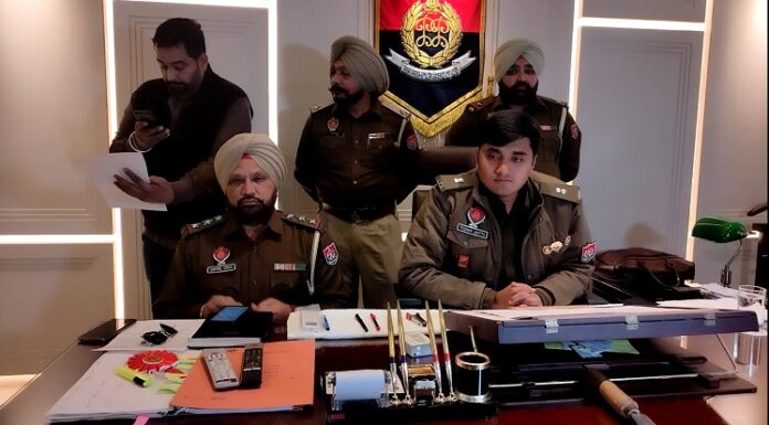 ਲਿਫ਼ਟ ਦੇ ਬਹਾਨੇ ਰਾਹਗੀਰਾਂ ਤੋਂ ਪੈਸੇ ਤੇ ਕੀਮਤੀ ਚੀਜ਼ਾਂ ਲੁੱਟਣ ਵਾਲੇ ਗਿਰੋਹ ਦੇ ਦੋ ਮੈਂਬਰ ਕਾਬੂ, ਤੀਜਾ ਫਰਾਰ