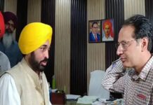ਲੁਧਿਆਣਾ ‘ਚ ਸੀ.ਐਮ. ਮਾਨ ਦੀ ਛਾਪੇਮਾਰੀ : ਸਮਰਾਲਾ ਤਹਿਸੀਲ ‘ਚ ਅਧਿਕਾਰੀਆਂ ਮਿਲੇ, ਕਿਹਾ – ਕੋਈ ਸਮੱਸਿਆ ਹੈ ਤਾਂ ਦੱਸੋ
