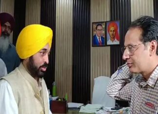 ਲੁਧਿਆਣਾ ‘ਚ ਸੀ.ਐਮ. ਮਾਨ ਦੀ ਛਾਪੇਮਾਰੀ : ਸਮਰਾਲਾ ਤਹਿਸੀਲ ‘ਚ ਅਧਿਕਾਰੀਆਂ ਮਿਲੇ, ਕਿਹਾ – ਕੋਈ ਸਮੱਸਿਆ ਹੈ ਤਾਂ ਦੱਸੋ