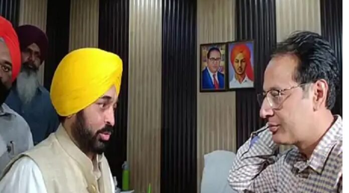 ਲੁਧਿਆਣਾ ‘ਚ ਸੀ.ਐਮ. ਮਾਨ ਦੀ ਛਾਪੇਮਾਰੀ : ਸਮਰਾਲਾ ਤਹਿਸੀਲ ‘ਚ ਅਧਿਕਾਰੀਆਂ ਮਿਲੇ, ਕਿਹਾ – ਕੋਈ ਸਮੱਸਿਆ ਹੈ ਤਾਂ ਦੱਸੋ