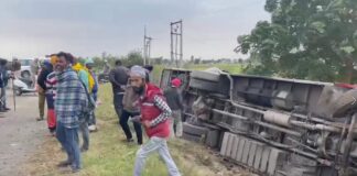 ਜੰਮੂ-ਅੰਮ੍ਰਿਤਸਰ ਨੈਸ਼ਨਲ ਹਾਈਵੇ ‘ਤੇ ਸਕੂਲੀ ਬੱਸ ਨੂੰ ਬਚਾਉਂਦਿਆਂ ਪ੍ਰਾਈਵੇਟ ਬੱਸ ਹੋਈ ਹਾਦਸਾਗ੍ਰਸਤ, ਕਈ ਸਵਾਰੀਆਂ ਜ਼ਖਮੀ