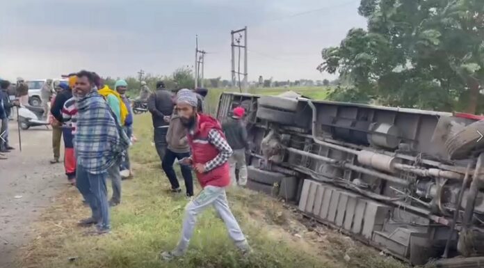 ਜੰਮੂ-ਅੰਮ੍ਰਿਤਸਰ ਨੈਸ਼ਨਲ ਹਾਈਵੇ ‘ਤੇ ਸਕੂਲੀ ਬੱਸ ਨੂੰ ਬਚਾਉਂਦਿਆਂ ਪ੍ਰਾਈਵੇਟ ਬੱਸ ਹੋਈ ਹਾਦਸਾਗ੍ਰਸਤ, ਕਈ ਸਵਾਰੀਆਂ ਜ਼ਖਮੀ