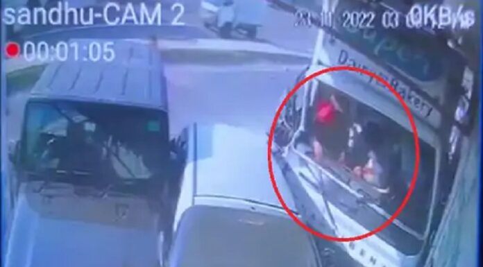 ਫਗਵਾੜਾ ‘ਚ ਵੱਡਾ ਹਾਦਸਾ ਹੋਣੋਂ ਟਲਿਆ; ਬੇਕਾਬੂ ਕੈਂਟਰ ਦੁਕਾਨਾਂ ‘ਚ ਵੜਿਆ, 4 ਵਹਾਨਾਂ ਦਾ ਨੁਕਸਾਨ