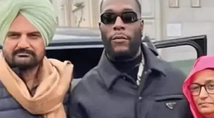 ਮੂਸੇਵਾਲਾ ਦੇ ਮਾਤਾ-ਪਿਤਾ ਨੂੰ ਮਿਲਿਆ ਰੈਪਰ ਬਰਨਾ ਬੁਆਏ : ਸਿੱਧੂ ਨਾਲ ਪਹਿਲੀ ਮੁਲਾਕਾਤ ਨੂੰ ਯਾਦ ਕਰਕੇ ਹੋਇਆ ਭਾਵੁਕ, ਲਾਈਵ ਸ਼ੋਅ ‘ਚ ਰੋ ਪਿਆ ਸੀ ਗਾਇਕ