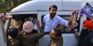 ਨੌਕਰੀਆਂ ਦੀ ਮੰਗ ਨੂੰ ਲੈ ਕੇ ਪੰਜਾਬ ਦੇ ਪੈਰਾ ਮੈਡਲਿਸਟ ਖਿਡਾਰੀ ਪਹੁੰਚੇ ਚੰਡੀਗੜ੍ਹ, CM ਦੀ ਰਿਹਾਇਸ਼ ਅੱਗੇ ਮੈਡਲ ਸੁੱਟ ਕੇ ਕੀਤਾ ਪ੍ਰਦਰਸ਼ਨ